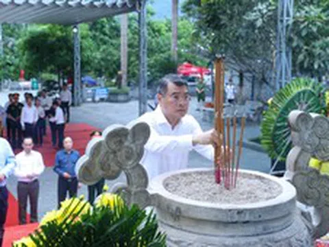Thủ tướng Lê Minh Hưng dâng hương tại Nghĩa trang liệt sĩ quốc gia Vị Xuyên (Tuyên Quang)