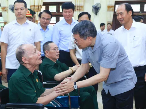 Thủ tướng thăm, tặng quà các thương binh, bệnh binh tại Ninh Bình