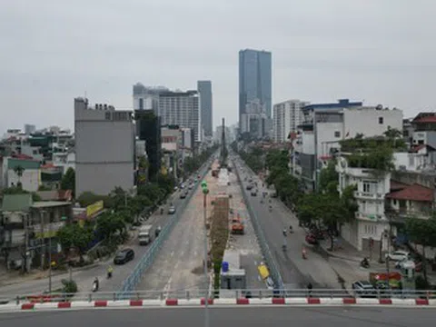 Hà Nội: Rào chắn gần 500m đường Văn Cao để thi công ga metro Quần Ngựa