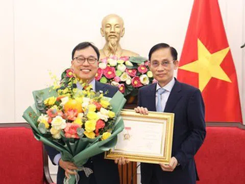 Bộ trưởng Bộ Ngoại giao tiếp Đại sứ Hàn Quốc tại Việt Nam Choi Young Sam chào từ biệt