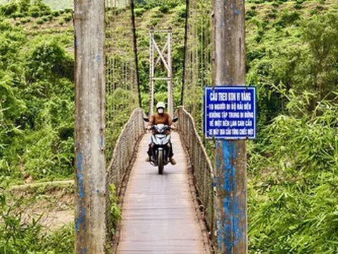Gỡ nỗi lo từ những cây cầu treo vùng cao Quảng Ngãi
