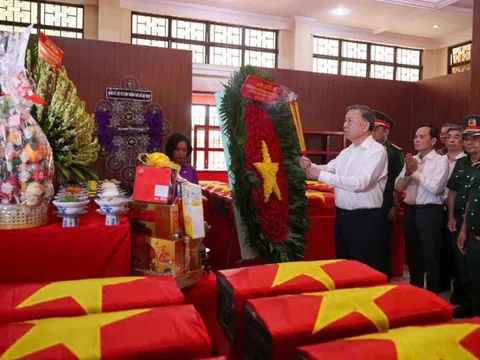 Tổng Bí thư, Chủ tịch nước dâng hương tưởng niệm, thăm lực lượng tìm kiếm hài cốt liệt sĩ tại Công viên Lê Thị Riêng