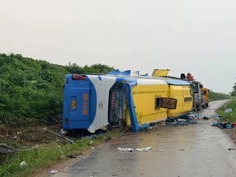 Tai nạn trên cao tốc Pháp Vân - Cầu Giẽ: Xe khách văng xuống đường gom, 4 người tử vong