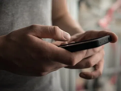 Cảnh giác thủ đoạn lừa đảo hoàn tiền dịch vụ qua chia sẻ màn hình điện thoại