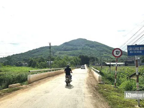 Vụ cầu 13 tấn "cõng" dàn xe đầu kéo chở đất: Xe dừng hoạt động khi CSGT vào cuộc