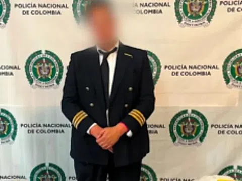 Colombia: Bắt người đàn ông cải trang thành phi công, quấn chất cấm quanh người