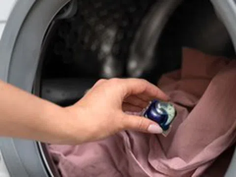 Người phụ nữ nhập viện cấp cứu vì "sai lầm chí mạng" khi dùng viên giặt xả
