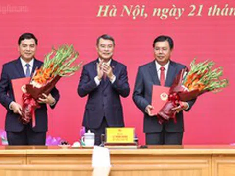 Thủ tướng trao quyết định giao Quyền Bộ trưởng Bộ Nội vụ và bổ nhiệm Thứ trưởng Thường trực Bộ Dân tộc và Tôn giáo