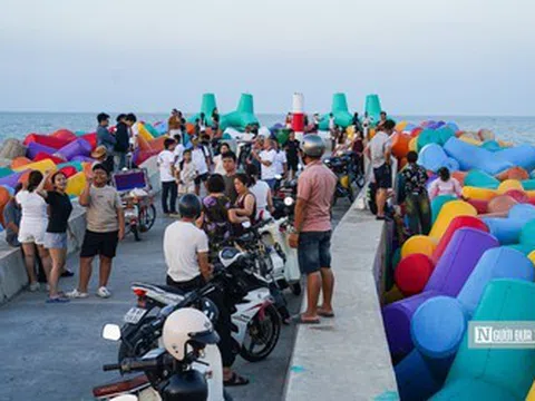 Tô điểm cho hàng trăm khối bê tông, bờ kè tại phố biển Đắk Lắk trở thành điểm check – in hút khách