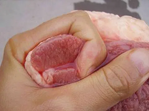 Đừng để màu sắc đánh lừa: Quy tắc "5 nhớ, 1 không" giúp chọn thịt lợn chuẩn