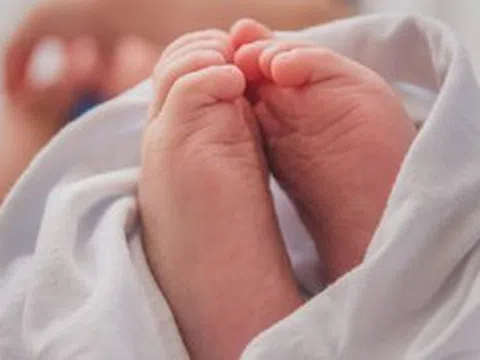 Đã có 4 con, người phụ nữ tiếp tục sinh 4 bé gái cùng trứng theo cách hoàn toàn tự nhiên