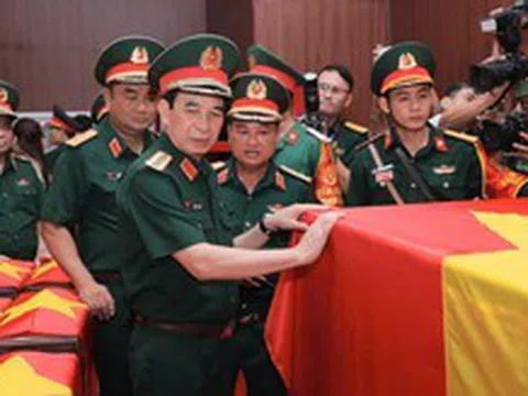 Đại tướng Phan Văn Giang dâng hương tưởng niệm các anh hùng liệt sĩ tại Công viên Lê Thị Riêng