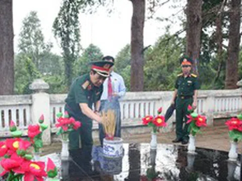Đại tướng Phan Văn Giang dâng hương, tưởng niệm các Anh hùng liệt sĩ tại Lâm Đồng