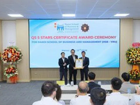 Trao chứng nhận cho trường công lập đầu tiên của Việt Nam đạt QS Stars 5 sao