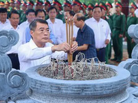 Thủ tướng Lê Minh Hưng tưởng niệm Chủ tịch Hồ Chí Minh, Đại tướng Võ Nguyên Giáp và các Anh hùng liệt sĩ tại Điện Biên Phủ