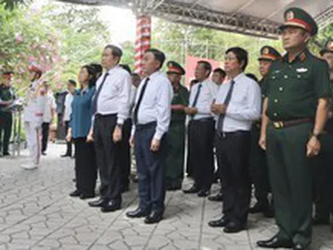Chủ tịch Quốc hội Trần Thanh Mẫn dâng hương, dâng hoa các anh hùng liệt sĩ tại Công viên Lê Thị Riêng