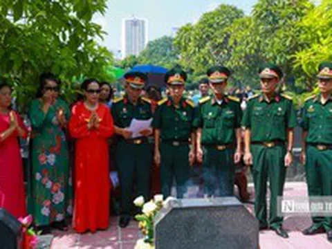 Hà Nội: Người dân dâng hương, tưởng nhớ các Anh hùng liệt sĩ