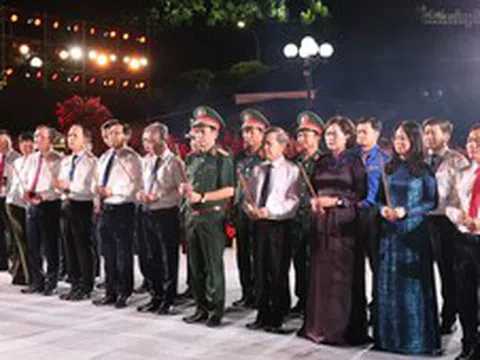 Đại tướng Phan Văn Giang và Đoàn đại biểu Trung ương dâng hương, tưởng niệm các Anh hùng liệt sĩ tại Quảng Trị