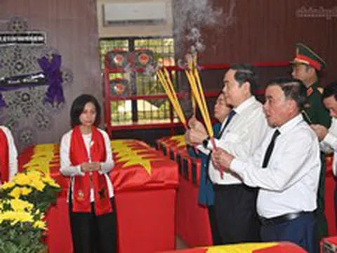 Chủ tịch Quốc hội Trần Thanh Mẫn dâng hương tri ân anh hùng liệt sĩ tại Công viên Lê Thị Riêng