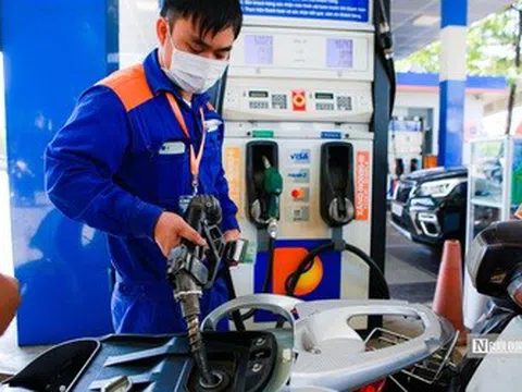 Giá xăng giảm còn 20.000 đồng/lít