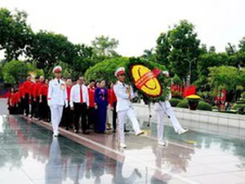 Đại biểu dự Đại hội Hội Chữ thập đỏ Việt Nam lần thứ XII dâng hương tưởng niệm các Anh hùng liệt sĩ