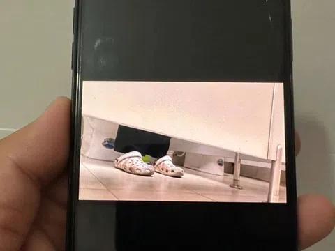 Vụ nam sinh viên cố thủ trong nhà vệ sinh nữ: Công an phát hiện nhiều video quay lén trong điện thoại