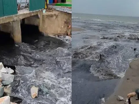 Nước màu đen chảy ra biển Sầm Sơn khi du khách đang tắm