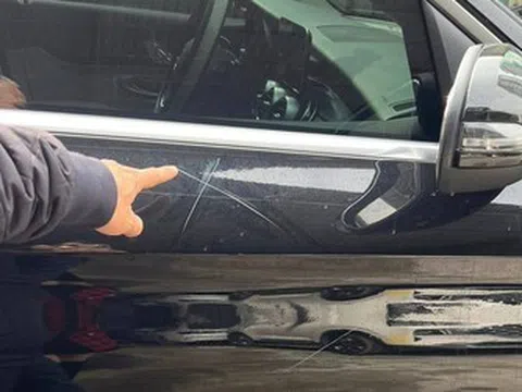 Người phụ nữ đập phá xe Mercedes GLC200 đỗ trước cửa nhà sắp hầu tòa