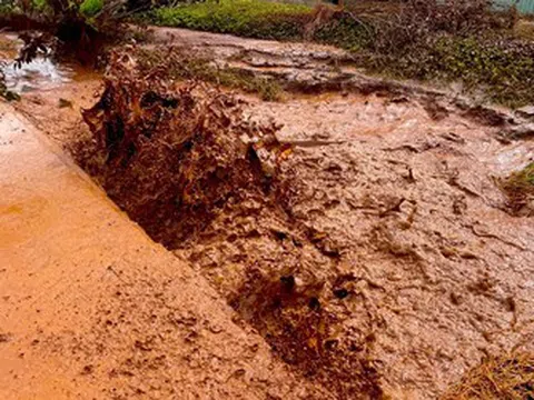 Đang khoan giếng, bất ngờ nghe tiếng nổ dưới lòng đất, nước và khí phun trào dữ dội