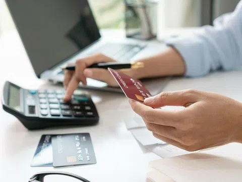 So sánh thủ tục cho vay trả góp tại ngân hàng và ứng dụng vay trực tuyến