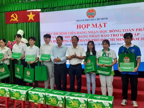 Hội Nông dân TP. Hồ Chí Minh trao học bổng cho học sinh, sinh viên có hoàn cảnh khó khăn