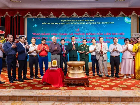 Trao Bằng vinh danh và Trống đồng tri ân doanh nhân Trần Văn Mười