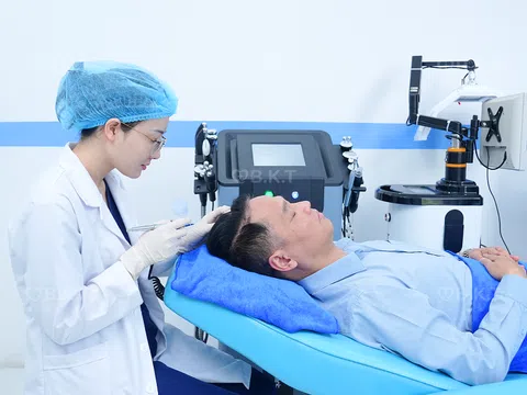 Rụng tóc, hói chữ M: Bác sĩ Bùi Kiều Trang cảnh báo 7 giai đoạn rụng đừng chủ quan