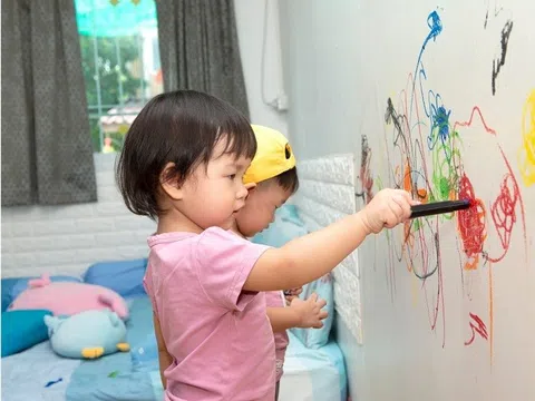 Con vui vẽ sắc màu, tường sạch có mẹ lo
