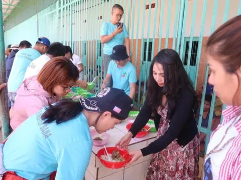 Mai Võ - Cuộc sống sẽ tốt đẹp hơn khi chúng ta cùng chia sẻ với những mảnh đời kém may mắn