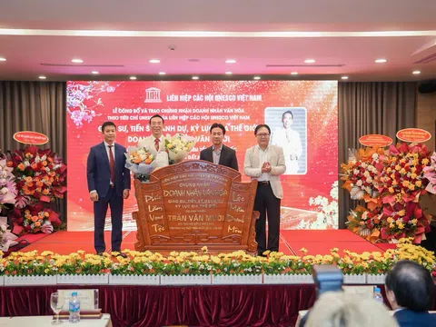 Giáo sư, Tiến sĩ danh dự Trần Văn Mười đón nhận Chiếu thư và Doanh nhân Văn hóa UNESCO