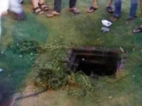 Rơi xuống cống thoát nước - bé gái nguy kịch