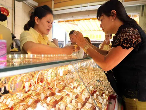 Chuyên gia dự báo giá vàng giảm, nhà đầu tư vẫn kỳ vọng tăng