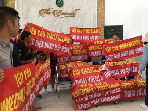Người mua căn hộ The Emerald Mỹ Đình căng băng rôn đòi quyền lợi