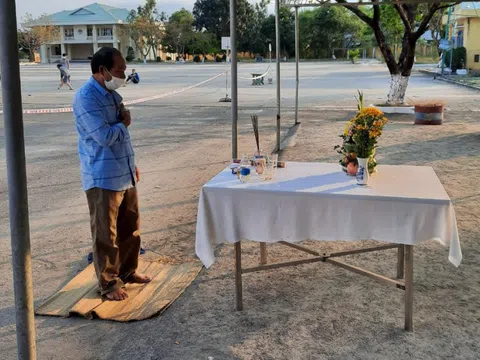 Người đàn ông lập bàn thờ, chịu tang cha ở khu cách ly