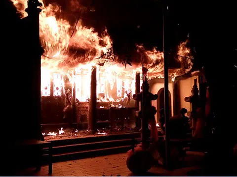 Hà Nội: Đền Quan Tam Lâm Du bốc cháy ngùn ngụt trong đêm