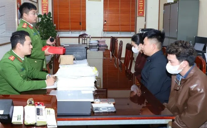 Tạm giữ 3 đối tượng làm giả hồ sơ tuyển dụng lao động