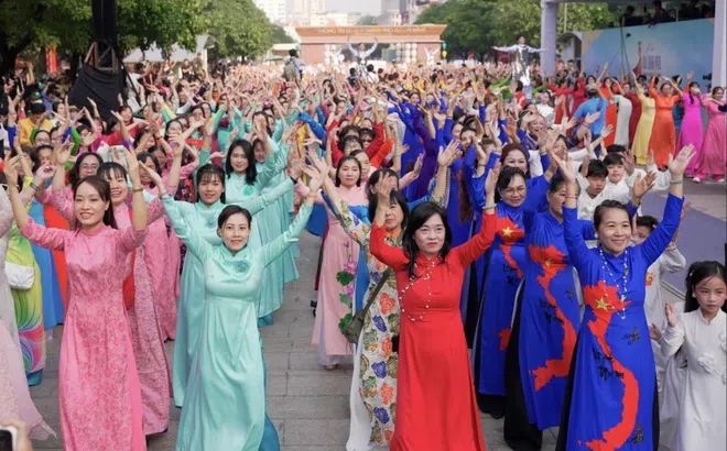 Hơn 58.000 phụ nữ đồng diễn áo dài tại TPHCM