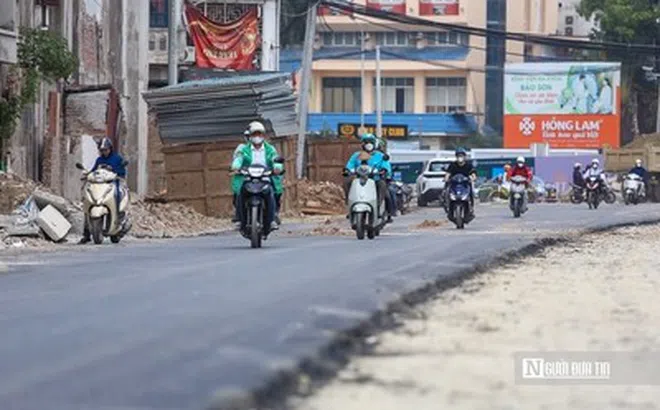Hà Nội: Đoạn đường Hoàng Cầu - Voi Phục bắt đầu được thảm nhựa