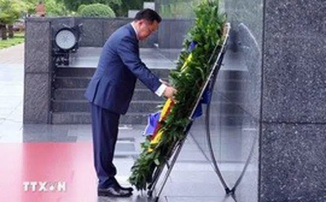 Thủ tướng Thái Lan vào Lăng viếng Chủ tịch Hồ Chí Minh