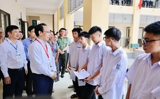 Kiểm tra trước giờ làm bài thi đầu tiên, Bộ trưởng GD&ĐT đánh giá công tác chuẩn bị