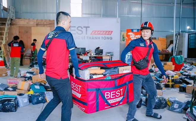 Vượt mưa gió, shipper BEST đảm bảo giao hàng nhanh chóng sau ngày sale 11.11
